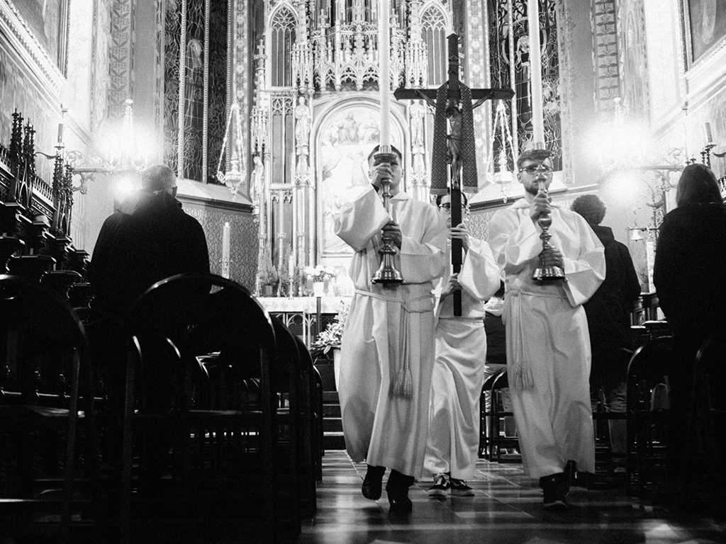Procesja liturgiczna LSO w kościele podczas Mszy Duszpasterstwa Akademickiego w Krakowie