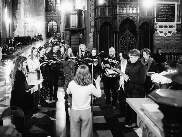 Schola Duszpasterstwa Akademickiego w Krakowie podczas próby śpiewu w kościele